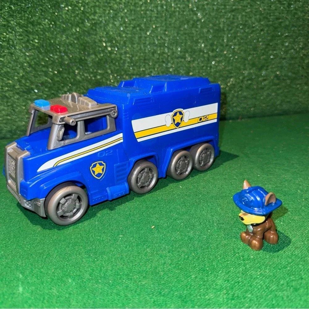 Spin Master Paw Patrol Ultimate Rescue Chase Police Cruiser and‎ action figure